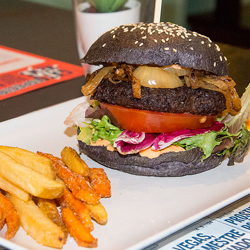 hamburguesas-veganas-en-restaurante-vegania-en-el-barrio-de-carabanchel