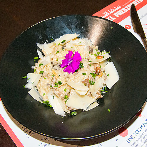 restaurante-de-comida-vegana-con-raciones-y-platos-en-el-barrio-de-carabanchel